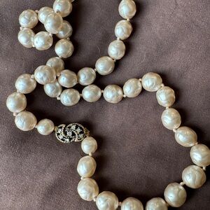 Elegant Pearl Necklace with Intricate Clasp